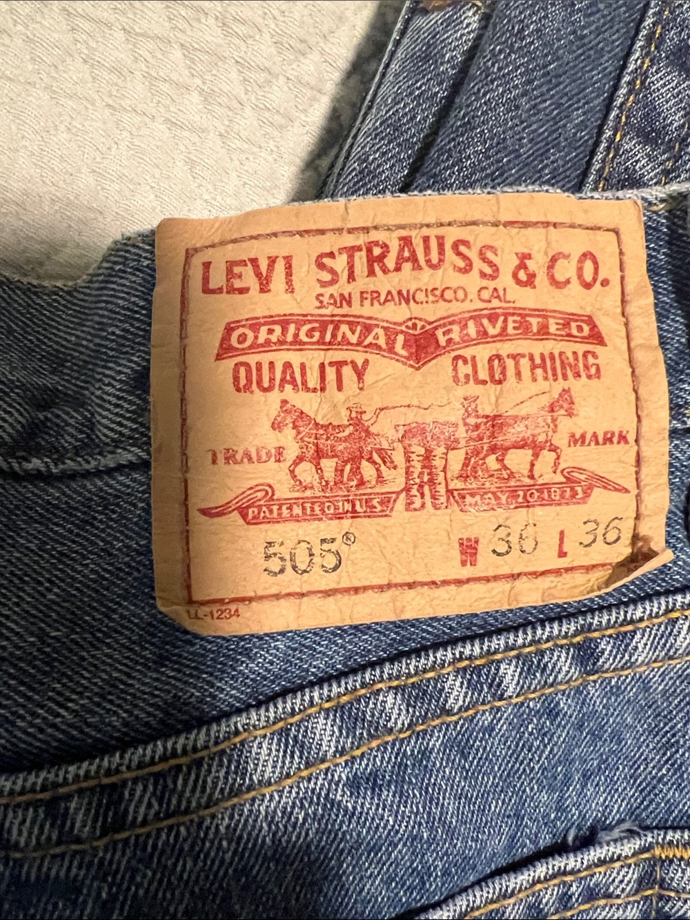 Levi's Men Straight Leg Jeans in Medium Blue NWOT Sz 36 x 36